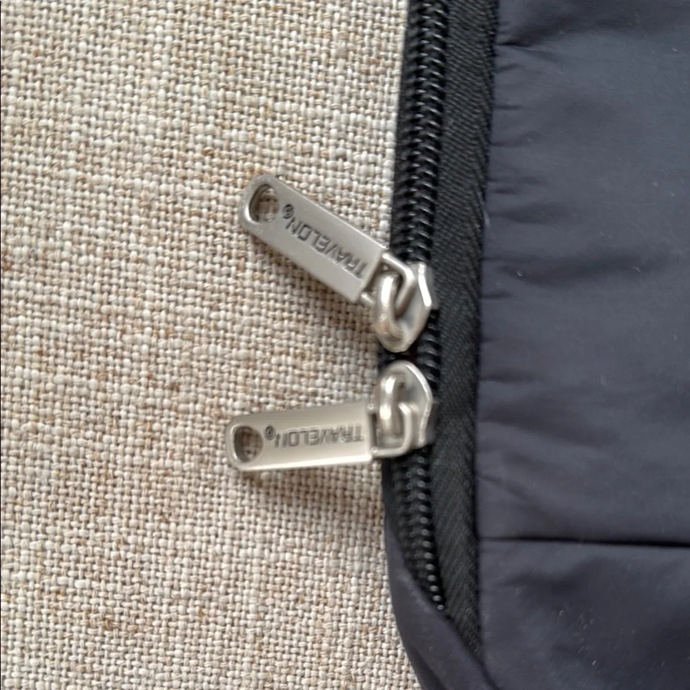 Travelon Anti Theft Classic Bag - Picture 2 of 5